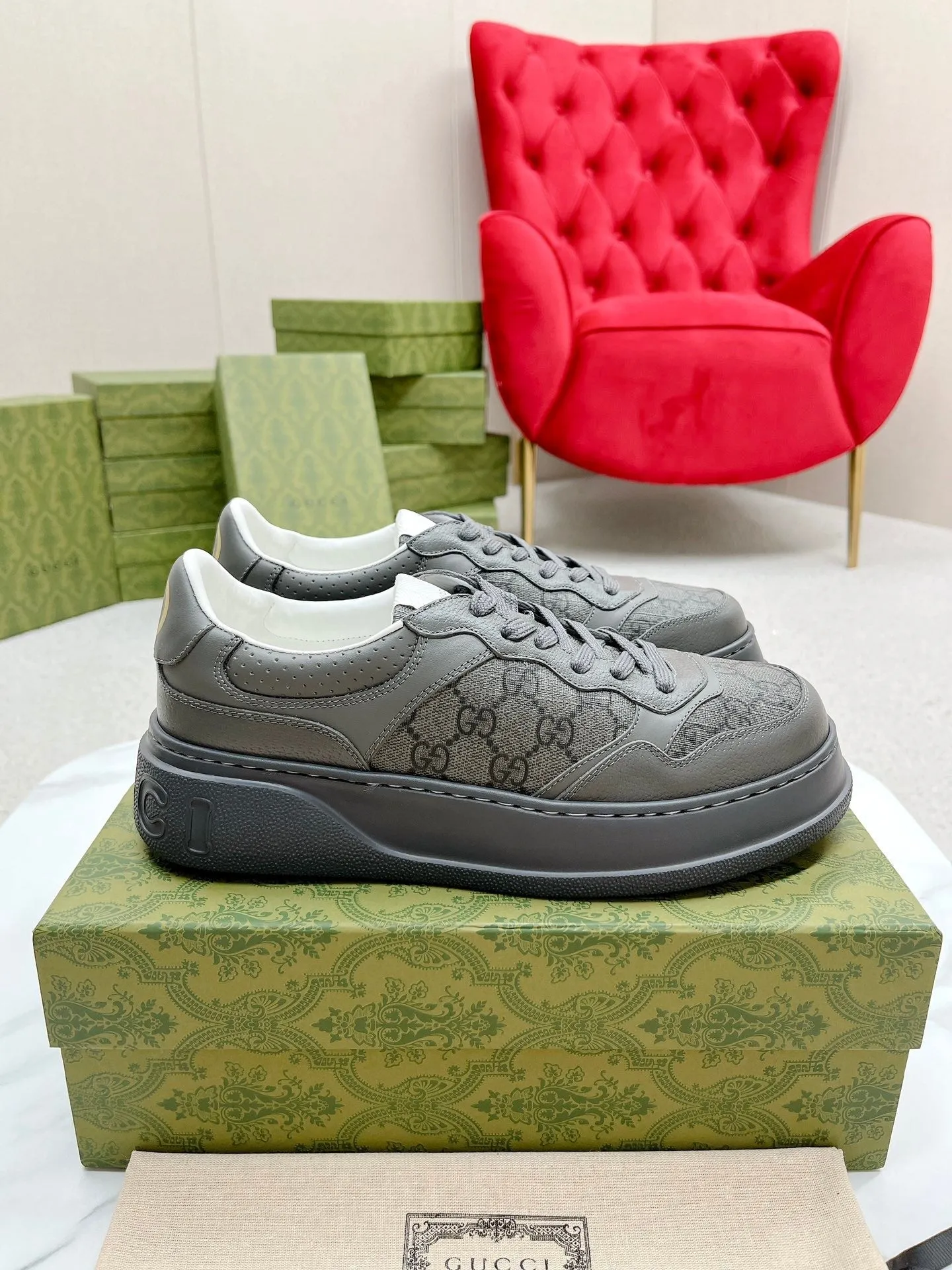 GG TRAINER BRIGHT GRAY CALFSKIN