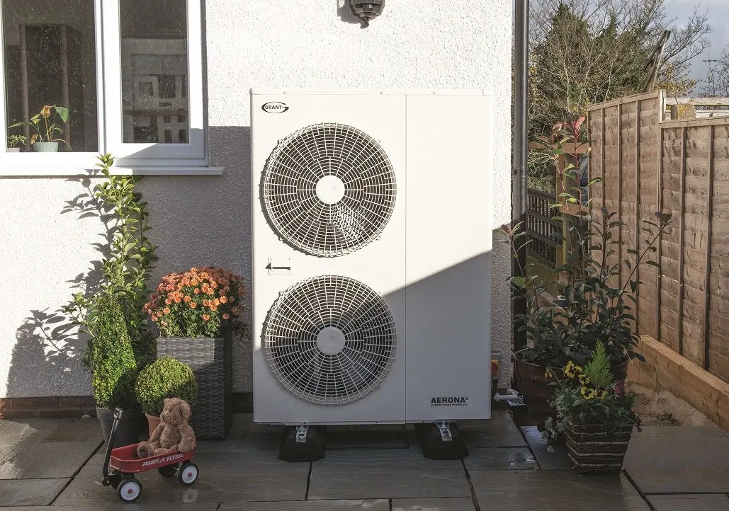 Grant Aerona3 Air Source Heat Pump With Twin Coil Cylinder & Install Pack (Solar compatible)